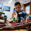 L'artisan Dang Van Hau raconte des contes populaires à travers des figurines en pâte de riz