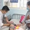 Un médecin de l'Hôpital pédiatrique Nhi Dong 1 de Hô Chi Minh-Ville traite un enfant atteint de la rougeole. Photo: VNA