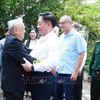 Nguyen Trong Nghia, membre du Bureau politique, secrétaire du Comité central du Parti, président de la Commission centrale de sensibilisation et d'éducation, rencontre des témoins historiques. Photo: VNA