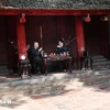 Le président Luong Cuong (droite) et le roi du Cambodge prennent le thé au Temple de la Littérature