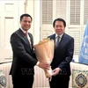 L'ambassadeur Dang Hoang Giang, chef de la Mission permanente du Vietnam auprès de l'ONU (gauche) félicite l'ambassadeur Anouparb Vongnorkeo, chef de la Mission permanente du Laos auprès de l'ONU. Photo: VNA