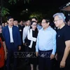 Le Premier ministre vietnamien Pham Minh Chinh (2e de droite à gauche) et le président-directeur général de NVIDIA Jensen Huang (droite) rencontre des habitants de Hanoï jeudi soir. Photo: VNA