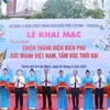 Lors de la cérémonie d'inauguration de l'exposition de photos sur la victoire de Dien Bien Phu. Photo : VNA