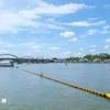 Inventée par The Ocean Cleanup, la barge à énergie solaire peut collecter chaque mois plus de 10 tonnes de déchets sur la rivière Can Tho. Photo : VNA