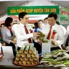 De nombreux visiteurs à la foire du commerce et des produits OCOP de Phu Tho Photo : https://danguykhoidoanhnghiep.phutho.gov.vn/