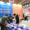 Visiteurs au Salon international del'électronique et des appareils intelligents du Vietnam 2023. Photo : VNA