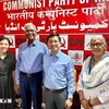 L'ambassadeur du Vietnam en Inde Nguyen Thanh Hai (2e à droite) et le secrétaire général du Parti communiste indien D. Raja (3e à droite) sur une photo de groupe dans le cadre de leur réunion à New Delhi le 17 juin. (Photo : Ambassade du Vietnam en Inde)