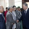 Le président To Lam rencontre plus de 100 personnes représentant des associations et entreprises vietnamiennes au Laos .Photo : VNA