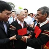 Le secrétaire général et président de la République, Nguyen Phu Trong (au milieu) à la fête de solidarité ethnique dans la commune de Dur Kmăl, district de Krong Ana, province de Dak Lak, dans la matinée du 11 novembre 2018. Photo : Tri Dung – VNA