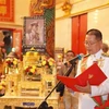 Le directeur du Département des affaires religieuses du ministère thaïlandais de la Culture, Theetat Phimpha, lit les ordinations du roi. Photo : VNA