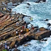 Des touristes sur la plage rocheuse de Mong Rông sur l'île de Cô Tô. Photo : Công Dat/Vietnam Illustré 