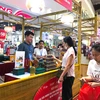 Des visiteurs à la foire. Photo : https://hanoimoi.vn/