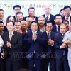 Le Premier ministre Pham Minh Chinh avec des intellectuels Viet-Kieu. Photo : VNA