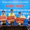 Le Comité populaire de la province de Bac Giang (Nord) vient d’organiser une rencontre pour récompenser trois élèves qui ont remporté des médailles d'or aux Olympiades internationales 2024. Photo : VNA