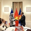 L'ambassadeur du Vietnam en France, Dinh Toan Thang, a présidé le 6 septembre au siège de l'ambassade une réunion du Comité de l'ASEAN à Paris (ACP), au cours de laquelle il a officiellement transmis la présidence tournante de l'ACP à la chargée d'affaires de l'ambassade du Brunei. Photo : Thu Ha/VNA