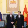 Le président de l'AN vietnamienne, Tran Thanh Man (à droite) et le président russe Poutine. Photo : VNA