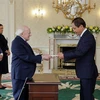 L'ambassadeur du Vietnam au Royaume-Uni et en Irlande, Do Minh Hung (droite), présente ses lettres de créance au président irlandais Michael D. Higgins. Photo: VNA