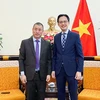 L'ambassadeur du Bhoutan en Thaïlande et au Vietnam, Kinzang Dorji et le vice-ministre vietnamien des Affaires étrangères Do Hung Viet (droite). Photo : VNA