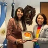 L'ambassadrice du Vietnam en Argentine, Ngo Minh Nguyet (droite) et la députée de la province de Rio Negro, Lorena Villaverde. Photo : VNA