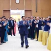 Le Premier ministre Pham Minh Chinh (au milieu) rencontre des entrepreneurs exemplaires vietnamiens à l'occasion de la Journée des entrepreneurs vietnamiens (le 13 octobre). Photo : VNA