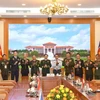 e général Nguyen Tan Cuong, chef d'état-major général de l'Armée populaire du Vietnam et vice-ministre de la Défense reçoit à Hanoï, les chefs des délégations des pays de l'ASEAN participant à la première Conférence des dirigeants de la communauté du renseignement militaire de l'ASEAN (AMICLC-1). Photo : VNA