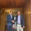 L'ambassadeur du Vietnam en Australie, Pham Hung Tam (à droite) et le président du Réseau d'innovation Vietnam-Australie (NIC AU), le Dr Tran Phi Vu, au siège de l'ambassade à Canberra le 31 octobre. Photo : VNA