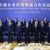 Le PM vietnamien à l'échange de vue avec des entreprises vietnamiennes et chinoises à Chongqing. Photo : VNA