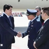 Cérémonie d'accueil du président Luong Cuong (à gauche) à l'aéroport international de Santiago. Photo : VNA