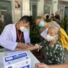 Donner des soins médicaux aux personnes âgées. Photo: journal Tin Tuc