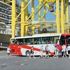 Les croisiéristes du Noordam prennent le bus pour visiter la ville de Da Nang. Photo : VNA