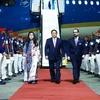 Le Premier ministre Pham Minh Chinh (au milieu) et son épouse arrivent à l'aéroport Las Americas, dans la capitale Saint-Domingue de la République dominicaine. Photo : VNA