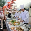 L'ambassade du Vietnam en Italie, en coordination avec la compagnie aérienne nationale du Vietnam, Vietnam Airlines, a organisé la première Journée du "pho" et du "nem" en Italie le 12 décembre afin de promouvoir la culture culinaire et le tourisme vietnamiens. Photo : VNA