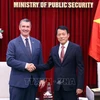 El coronel general Luong Tam Quang, viceministro de Seguridad Pública de Vietnam, recibe a David Pekoske, director de la Administración de Seguridad del Transporte del Departamento de Seguridad Nacional de Estados Unidos. (Foto: VNA)