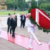 El presidente de Rusia, Vladimir Putin, rinde homenaje al Presidente Ho Chi Minh en el Mausoleo homónimo en Hanoi. (Fuente: VNA)