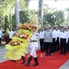 El presidente To Lam rinde homenaje al Presidente Ho Chi Minh en la provincia de Tra Vinh. (Foto: VNA)