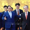 El primer ministro de Vietnam, Pham Minh Chinh, y el embajador chinoi, Xiong Bo. (Foto: VNA)