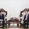 El viceprimer ministro de Laos Kikeo Khaykhamphithoune recibe al titular de la Asociación de Amistad Vietnam-Laos, Nguyen Dac Vinh. (Foto: VNA)