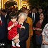 El secretario general Nguyen Phu Trong y los residentes de Hanoi en vísperas del Año Nuevo Lunar 2019. (Foto: VNA)