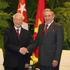 El primer secretario del Comité Central del Partido Comunista de Cuba y presidente de los Consejos de Estado y de Ministros, Raúl Castro, recibe al secretario general Nguyen Phu Trong, durante su visita al país caribeño en 2018. (Foto: VNA)