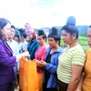 La vicepresidente Vo Thi Anh Xuan entrega obsequios a los afectados por inundaciones. (Foto: VNA(