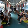 Los pasajeros utilizan el tramo elevado de 8,5 km de la línea de metro de la estación Nhon - Hanoi en el primer día de operación comercial el 8 de agosto. (Foto: VNA)