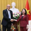 La vicepresidenta de Vietnam, Vo Thi Anh Xuan, intercambia con Elchin Amirbayov, enviado especial del Presidente de Azerbaiyán. (Foto: VNA)