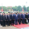 Los dirigentes de Vietnam rinden homenaje al Presidente Ho Chi Minh. (Foto: VNA)