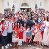 El secretario general del Partido Comunista y presidente To Lam se posa para una foto con el personal de la Embajada y representantes de la comunidad de vietnamitas en Cuba. (Foto: VNA)