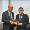 La vicepresidenta de la Asamblea Nacional, Nguyen Duc Hai, entrega regalos a representante de la Auditoriía de Canadá. (Foto: VNA)