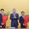 El secretario general del Partido Comunista de Vietnam, To Lam, entrega flores al miembro del Buró Político y presidente. Luong Cuong. y el miembro del Buró Político y permanente del Secretariado del Comité Central del Partido. (Foto: VNA)