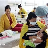 El personal médico chequea la salud de los niños en el Hospital de Obstetricia y Pediatría de Bac Giang (Foto: VNA)