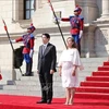 La presidenta de Perú, Dina Ercilia Boluarte Zegarra, encabeza la ceremonia de bienvenida a su homólogo vietnamita, Luong Cuong. (Foto: VNA)