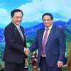 El primer ministro vietnamita, Pham Minh Chinh, (D) recibie al gobernador de la prefectura japonesa de Kanagawa, Kuroiwa Yuji (Fuente: VNA)