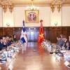 El primer ministro de Vietnam, Pham Minh Chinh, mantiene conversaciones con el presidente de República Dominicana, Luis Abinader Corona. (Fuente: VNA)